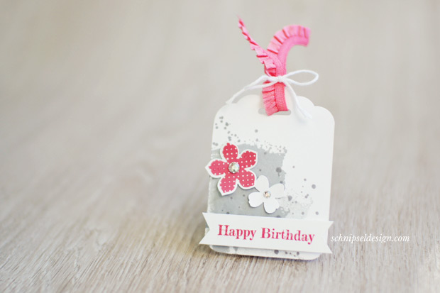 Stampin-Up-Tag-Stanze-Gewellter-Anhanger-Petite-Petals-Kleine-Blüte-Itty-Bitty-Akzente-Spruch-reif-schnipseldesign
