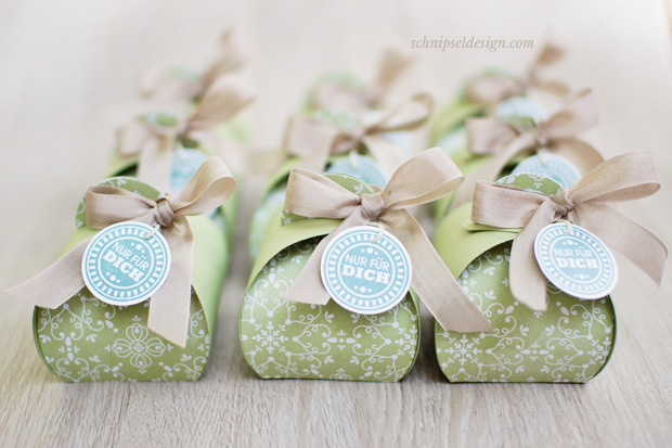 stampin-up-big-shot-zierschachtel-fur-andenken-Stempelset-geburtstagskracher-Saumband-savanne-lagunenblau-verpackung-schnipseldesign-basteln-Mondsee-1