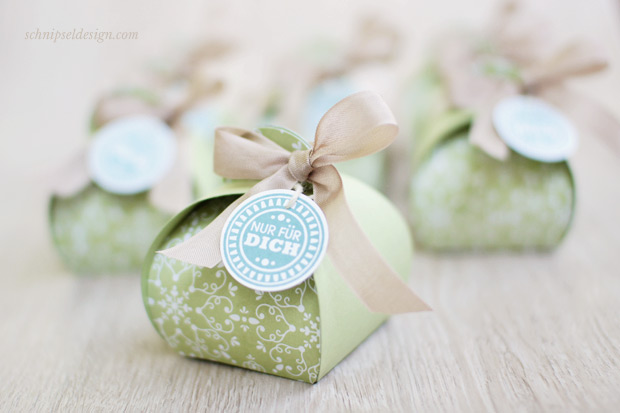 stampin-up-big-shot-zierschachtel-fur-andenken-Stempelset-geburtstagskracher-Saumband-savanne-lagunenblau-verpackung-schnipseldesign-basteln-Mondsee-2