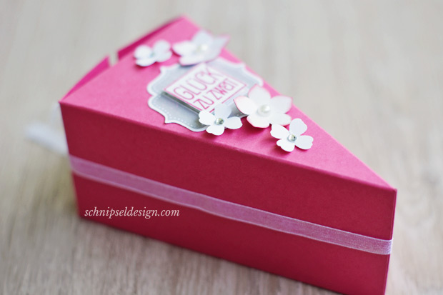 stampin-up-hochzeit-geldgeschenk-tortenstuck-furs-etikett-rhabarberrot-kleine-blute-itty-bitty-akzente-schnipseldesign-1