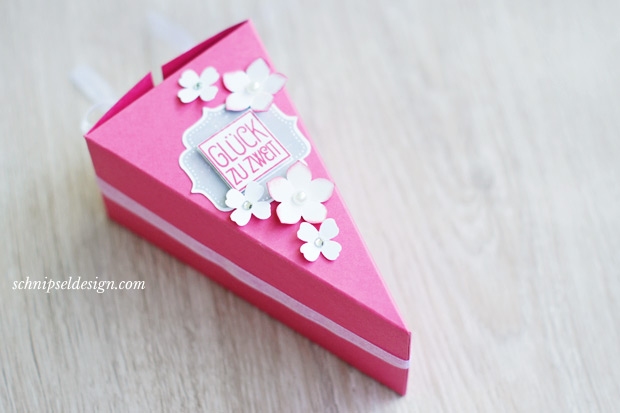 stampin-up-hochzeit-geldgeschenk-tortenstuck-furs-etikett-rhabarberrot-kleine-blute-itty-bitty-akzente-schnipseldesign-2