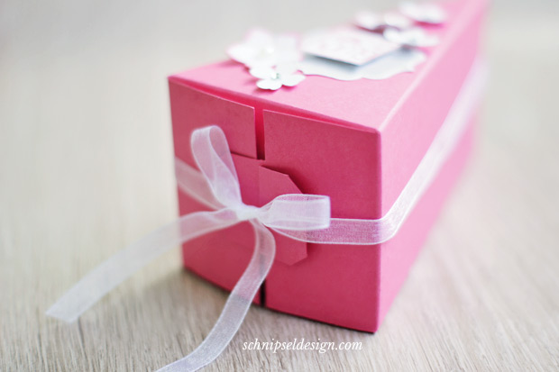 stampin-up-hochzeit-geldgeschenk-tortenstuck-furs-etikett-rhabarberrot-kleine-blute-itty-bitty-akzente-schnipseldesign-3