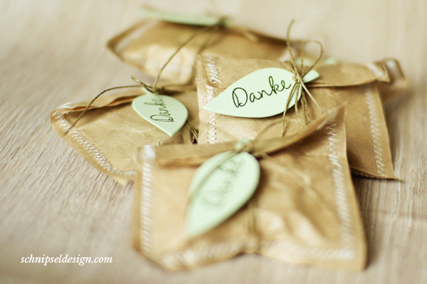 stampin-up-bigz-herbstzauber-kartenset-hip-hip-hurra-waldmoos-danke-geschenk-schnipseldesign-1