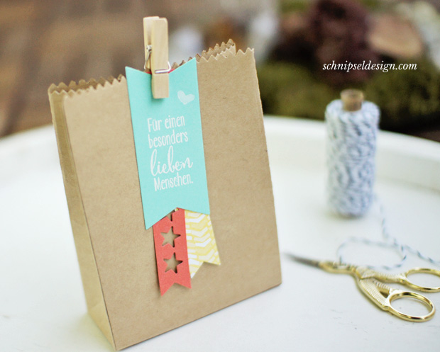 stampin-up-mini-leckereintute-sandfarbender-karton-sale-a-bration-so-froh-embossing-wascheklammer-schnipseldesign-1