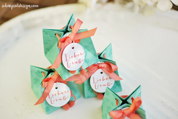 stampin-up-osterreich-box-painted-petals-ein-grosses-gluck-jade-calpyso-bommelband-schnipselddesign-2