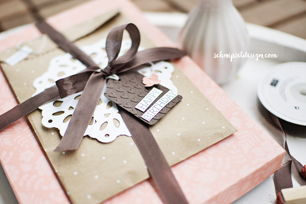 stampin-geschenkverpackung-buch-tute-espresso-etikettanhanger-mini-serif-alpha-crazy-about-you-doily-schnipseldesign-osterreich-1